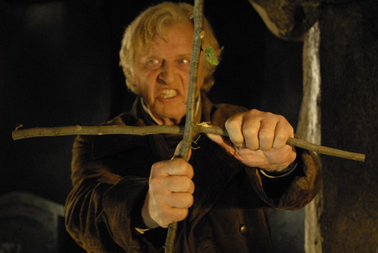 J'adore Rutger Hauer, mais son rôle s'avère étonnamment passif