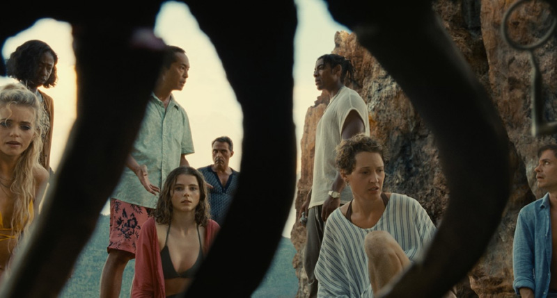 Des personnages filmés à travers une cage thoracique