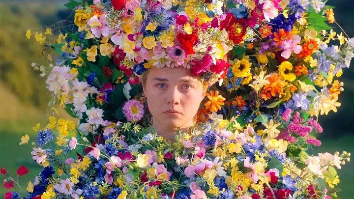 Florence Pugh faisant la tête dans un énorme costume fleuri dans Midsommar (2019) d'Ari Aster